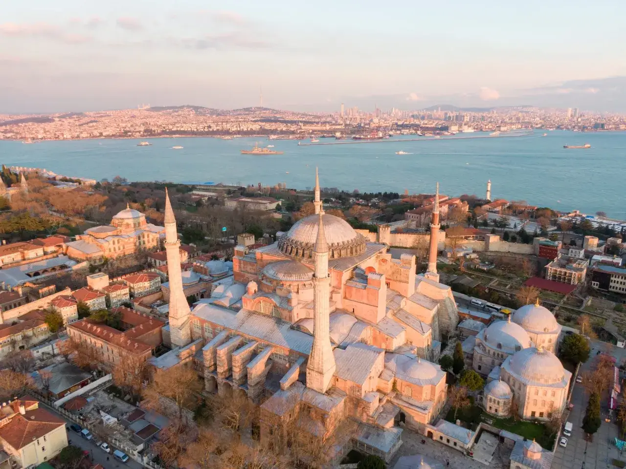 Widok z lotu ptaka na Hagia Sophia i Złoty Róg. Czy Stambuł jest bezpieczny? Tysiące turystów odwiedza to historyczne miasto każdego dnia.