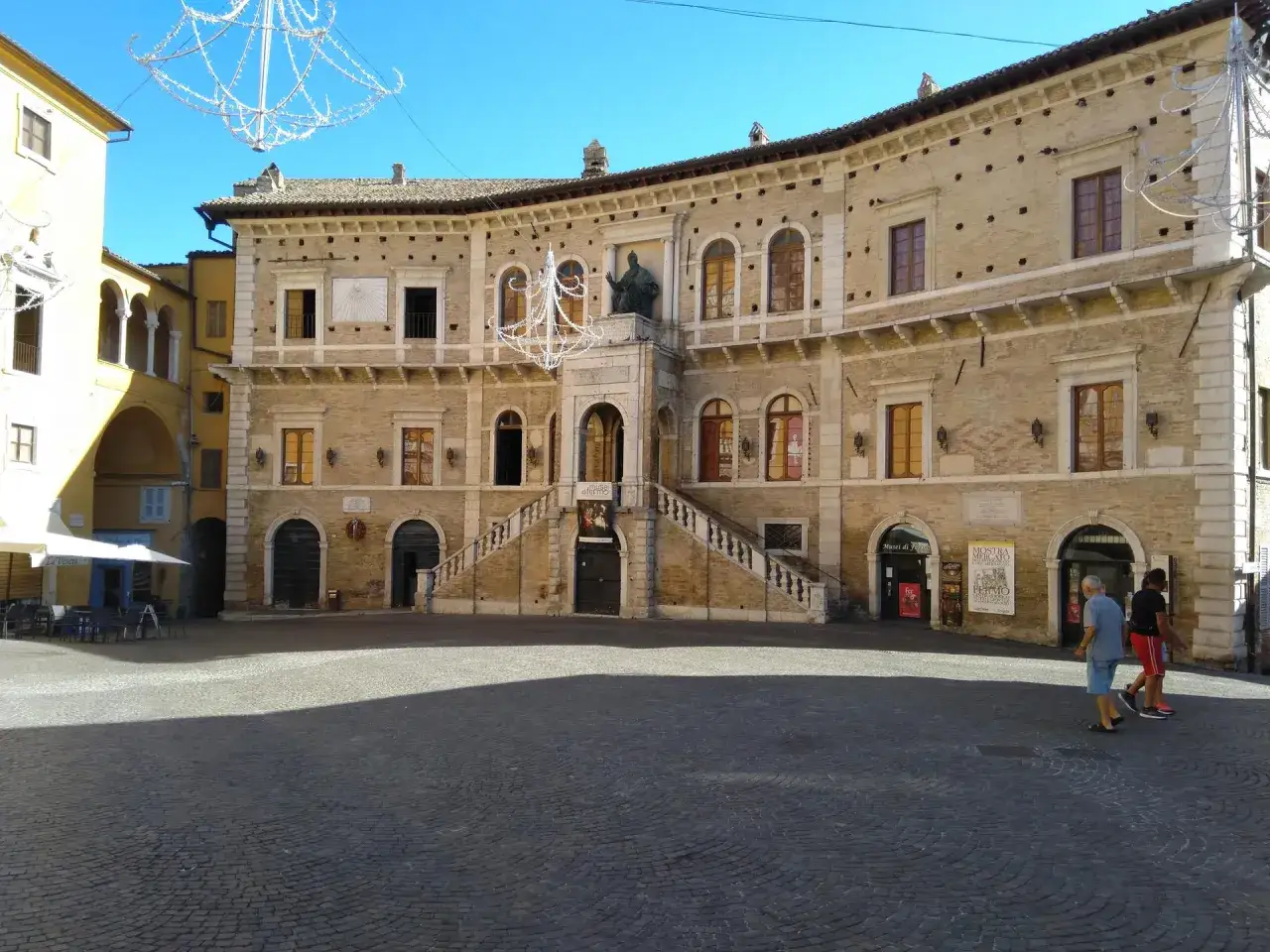 Piazza del Popolo a Porto Sant'Elpidio: cosa vedere? Il Palazzo Comunale con la sua imponente scalinata e la statua del Papa Sisto V.