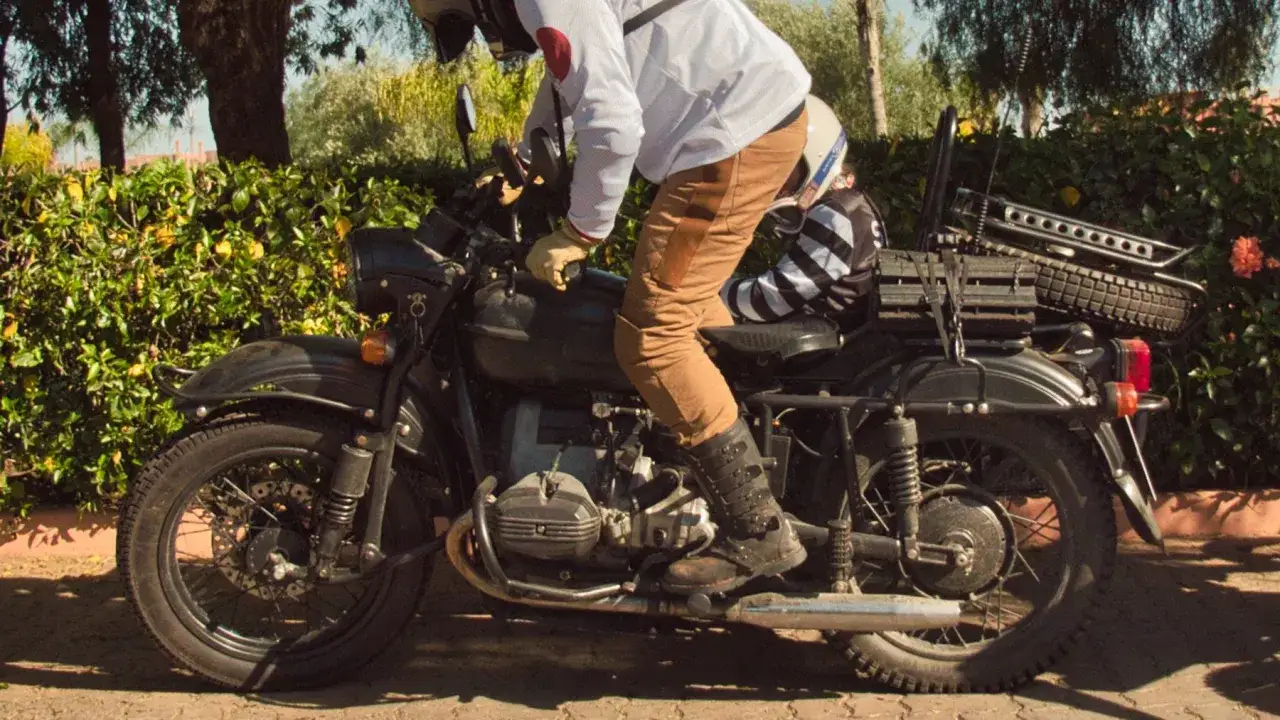 Motorradhose richtige Passform sitzend und stehend