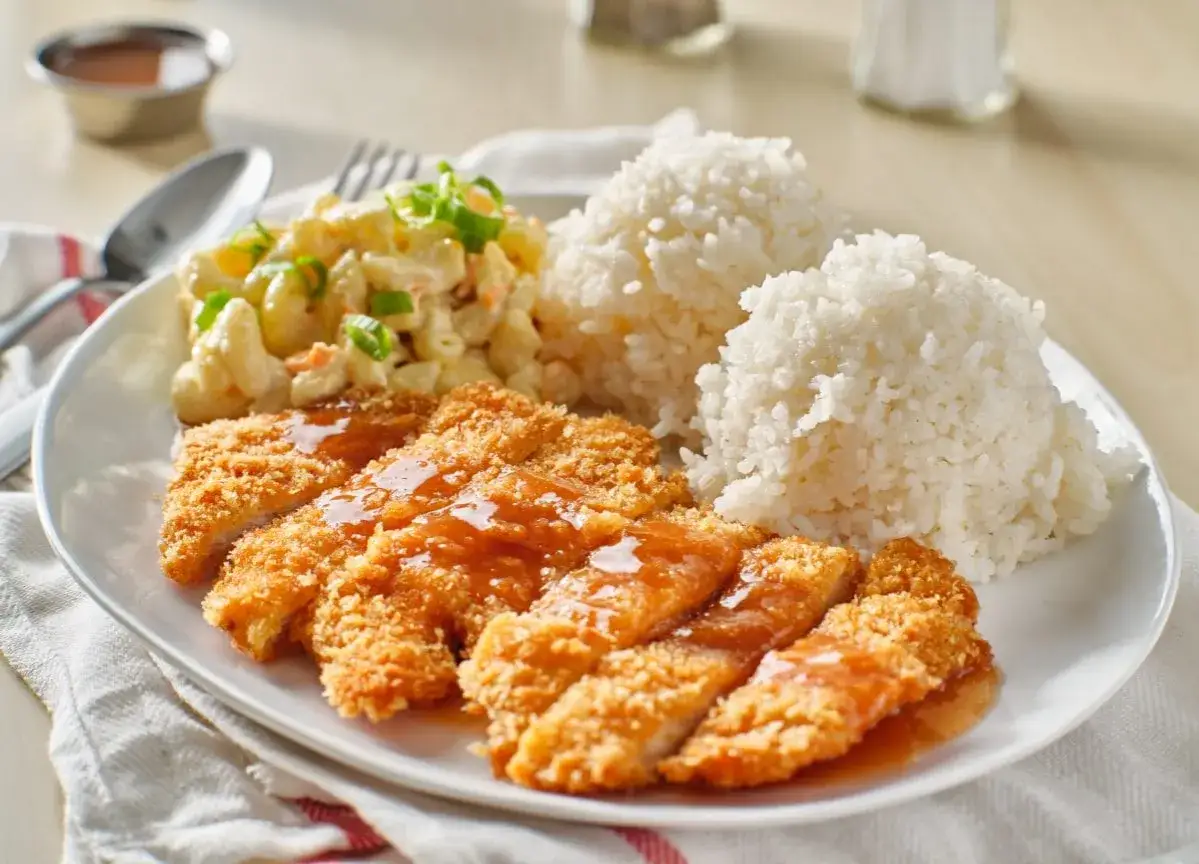 Chrupiące kotlety w panierce panko, polane sosem, podane z ryżem i sałatką makaronową. Panko co to? To japońska bułka tarta, która nadaje daniom wyjątkową teksturę.