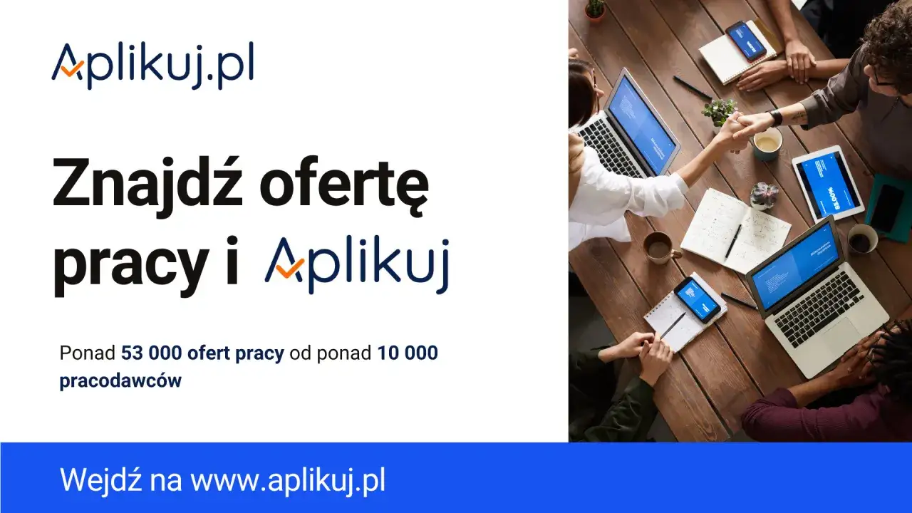 Praca wre! Ludzie przy stole dyskutują, podają sobie ręce, szukają ofert pracy na laptopach i tabletach. Aplikuj.pl - znajdź swoją wymarzoną posadę.