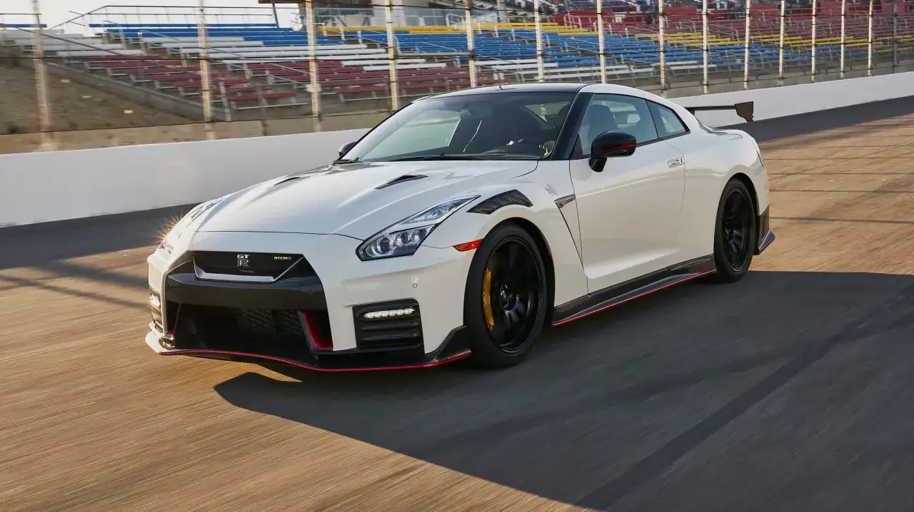Biały Nissan GT-R Nismo na torze wyścigowym. Sprawdź aktualną nissan gtr cena i poczuj moc!