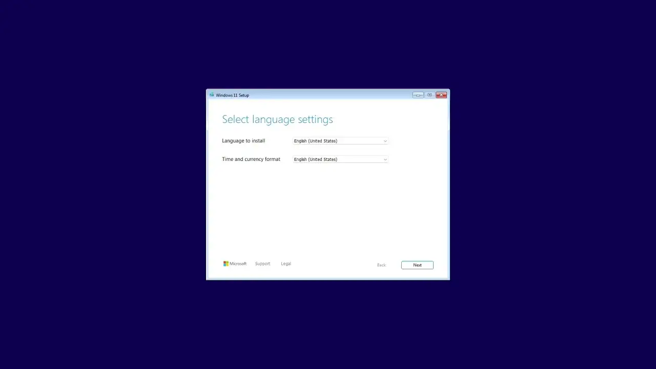 Ekran instalacji Windows 11, gdzie wybierasz język i format czasu. To pierwszy krok, by sformatować komputer i zainstalować system.