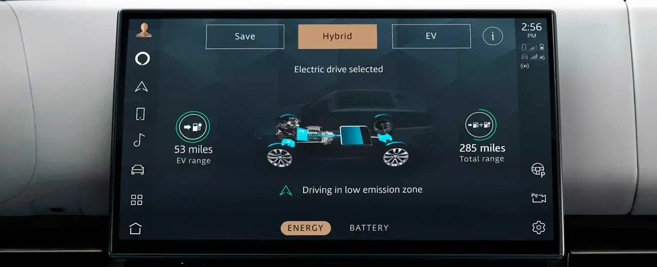 Wyświetlacz samochodu pokazuje tryb EV z zasięgiem 53 mil. Widoczny jest schemat napędu elektrycznego i informacja o jeździe w strefie niskiej emisji.