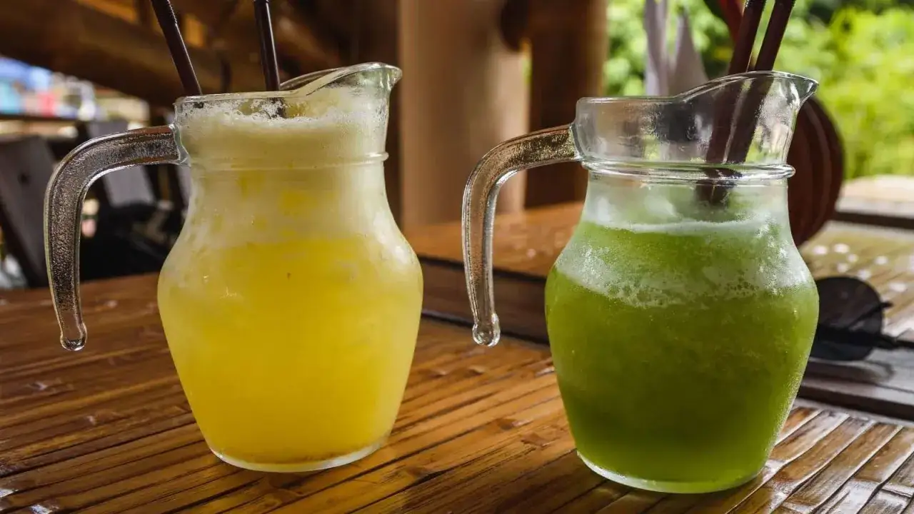 Deux carafes de jus frais, un jaune et un vert, parfaites pour un cocktail &eacute;t&eacute;.