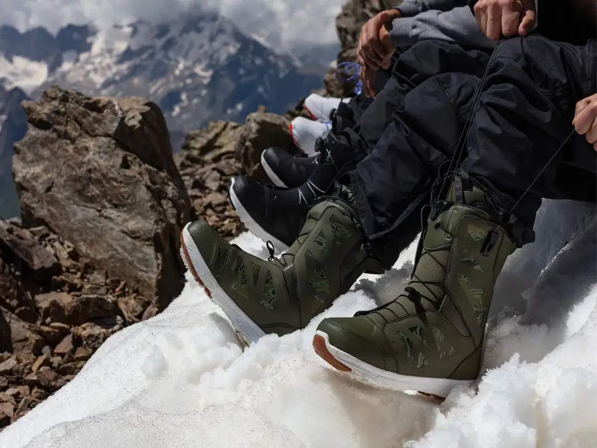 Męskie buty snowboardowe w kolorze khaki z maskującym wzorem, gotowe na górską przygodę.