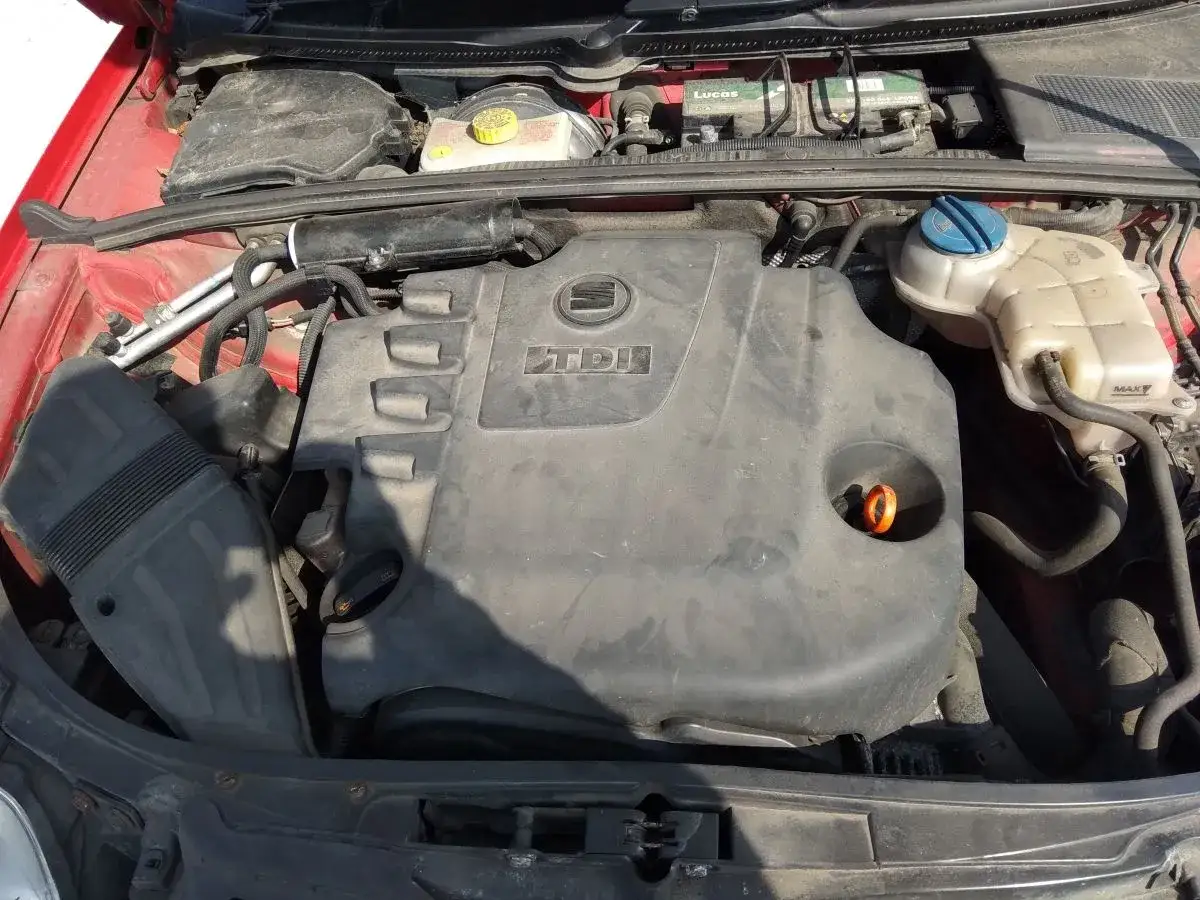 Silnik Seat Exeo 2.0 TDI. Widoczny plastikowy wąż, zbiornik płynu chłodniczego i akumulator.