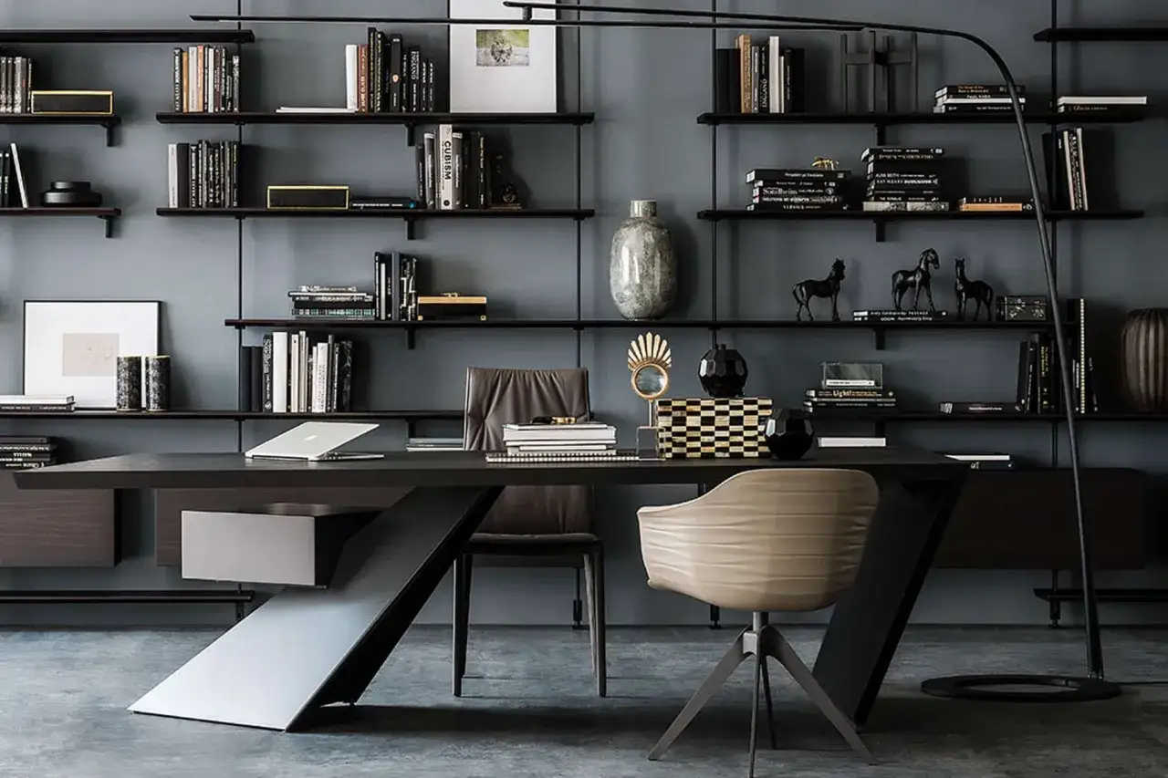 Bureau moderne avec &eacute;tag&egrave;res remplies de livres et d'objets d&eacute;coratifs. Une excellente id&eacute;e d&eacute;co bureau travail pour un espace &eacute;l&eacute;gant et fonctionnel.