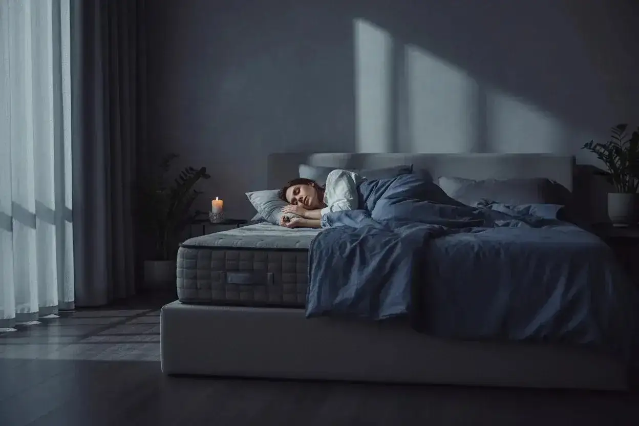 Frau schl&auml;ft tief, doch ein Lichtstrahl deutet an, dass sie bald kurz nach dem Einschlafen wieder aufwachen k&ouml;nnte.