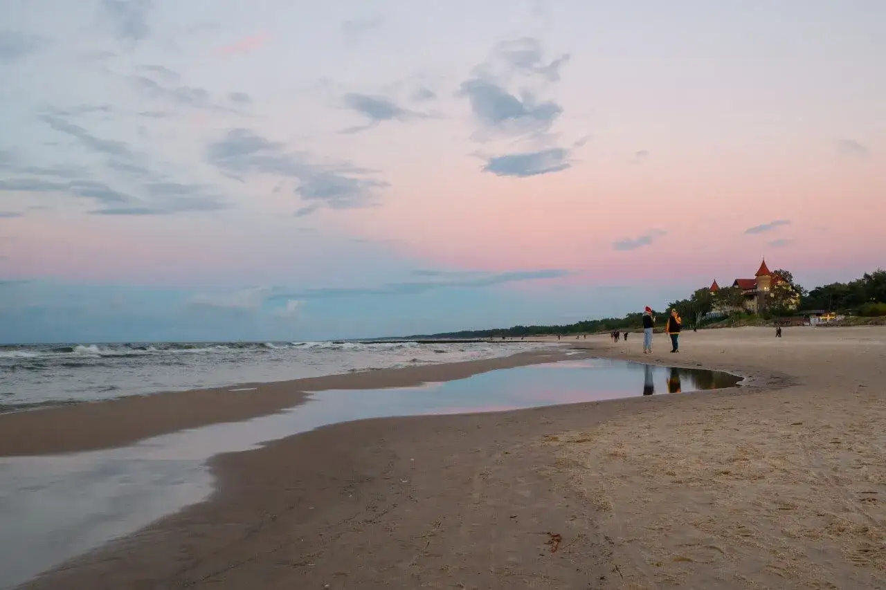 Zachód słońca nad morzem w Łebie. Piękne łeba atrakcje, plaża, zamek i spacerowicze.