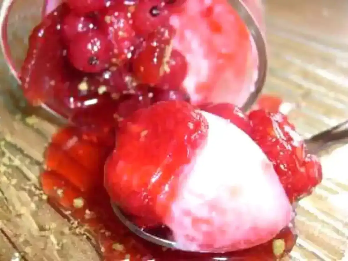 Cuill&egrave;re remplie de cr&egrave;me noix de coco et de fruits rouges, un d&eacute;lice onctueux et acidul&eacute;.