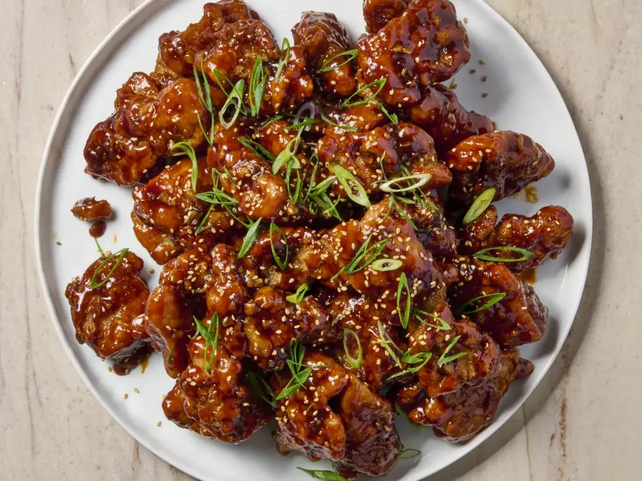 Krispigt, glaserat koreanskt friterad kyckling med sesamfr&ouml;n och salladsl&ouml;k. Ett perfekt recept p&aring; korean fried chicken!