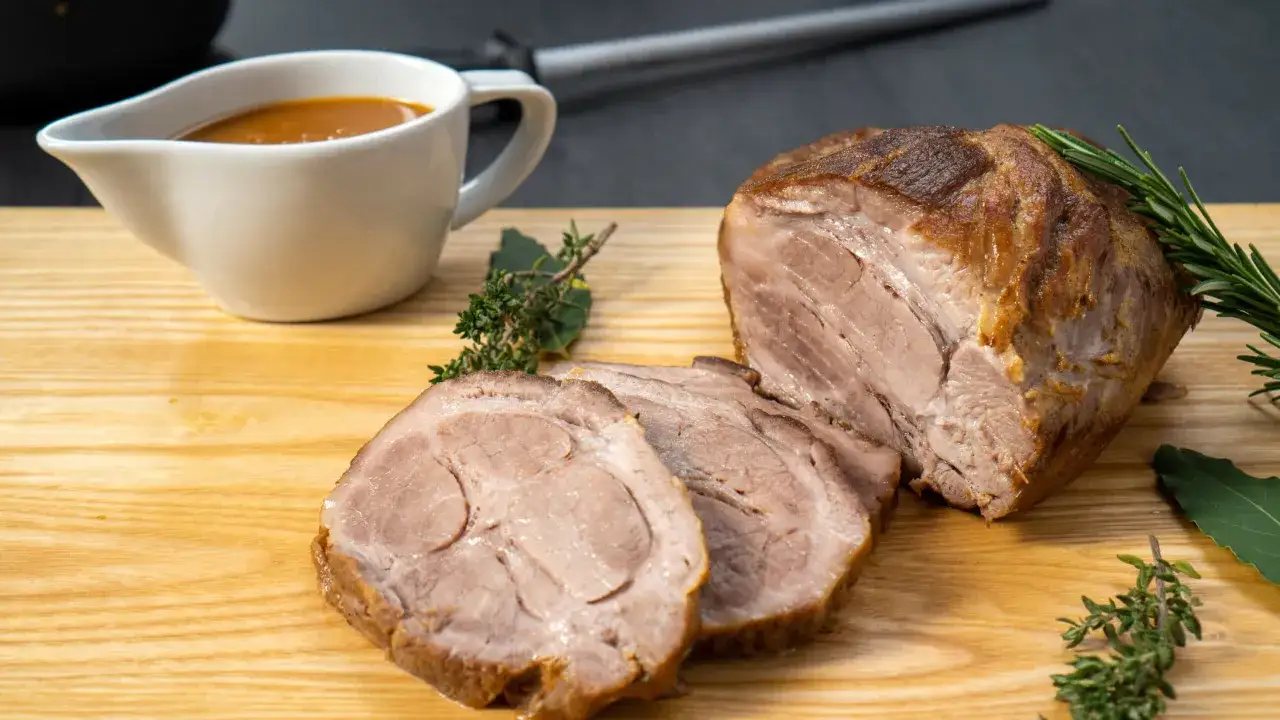 Saftiges Bratenstück, aufgeschnitten, mit Sauce und Kräutern. Perfekt zum Lungenwurst kochen oder braten.