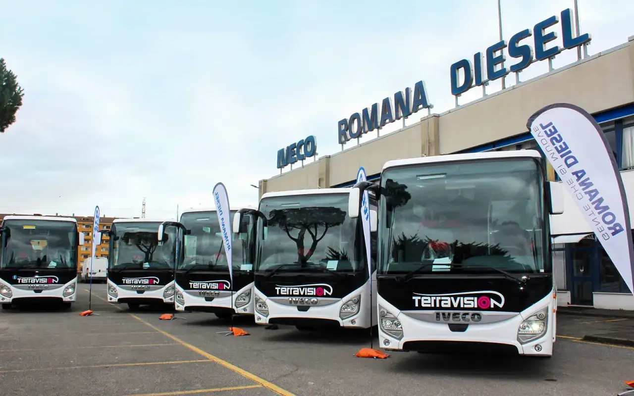 Autobusy Terravision czekają na pasażerów na trasie Bergamo-Mediolan. Na budynku widnieje napis 
