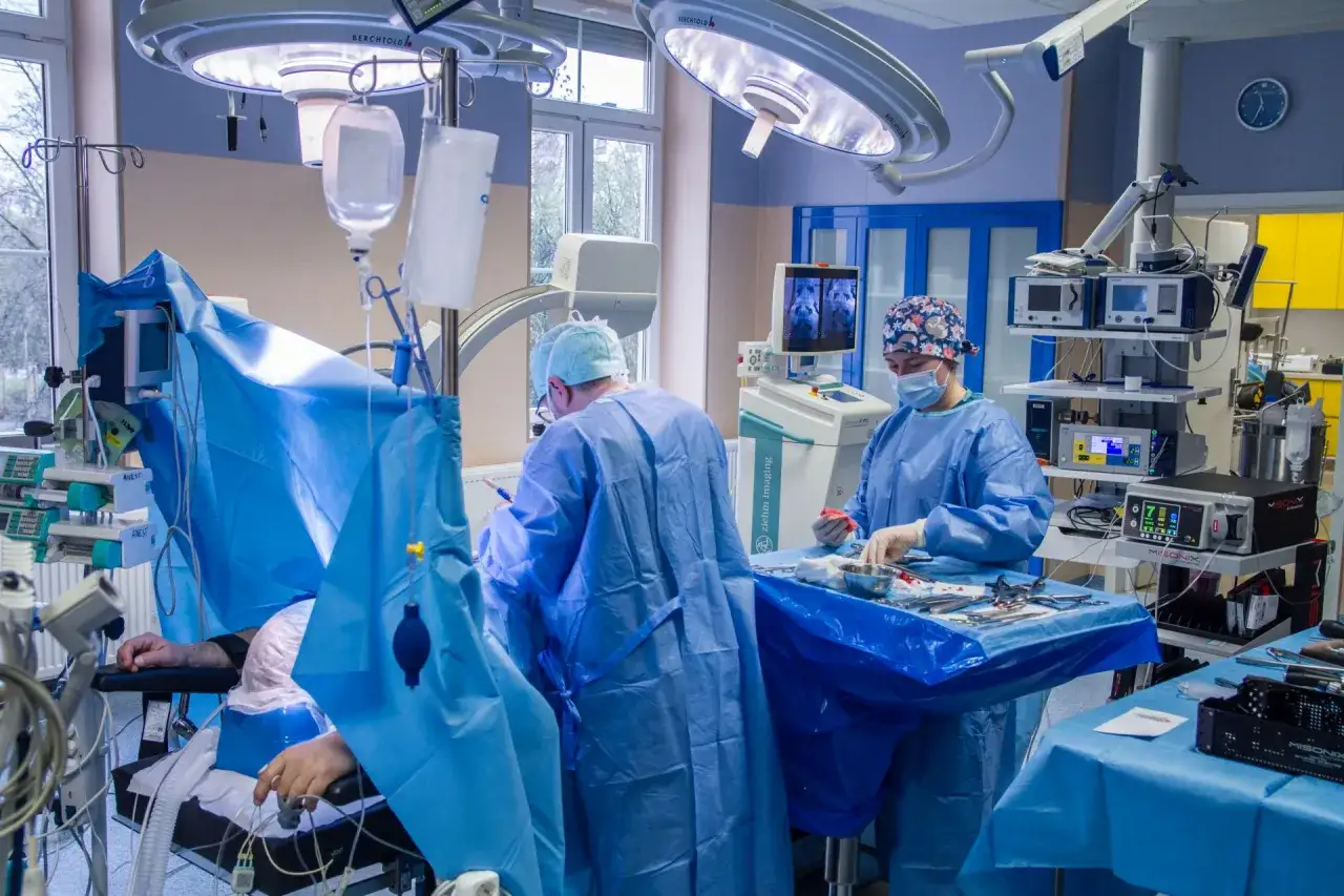 Zespół medyczny podczas operacji kręgosłupa szyjnego. Czas trwania takiej operacji jest zmienny.