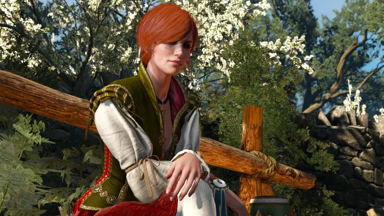 Triss Merigold z Wiedźmina 3, siedząca na drewnianym płocie, w otoczeniu kwitnących drzew.