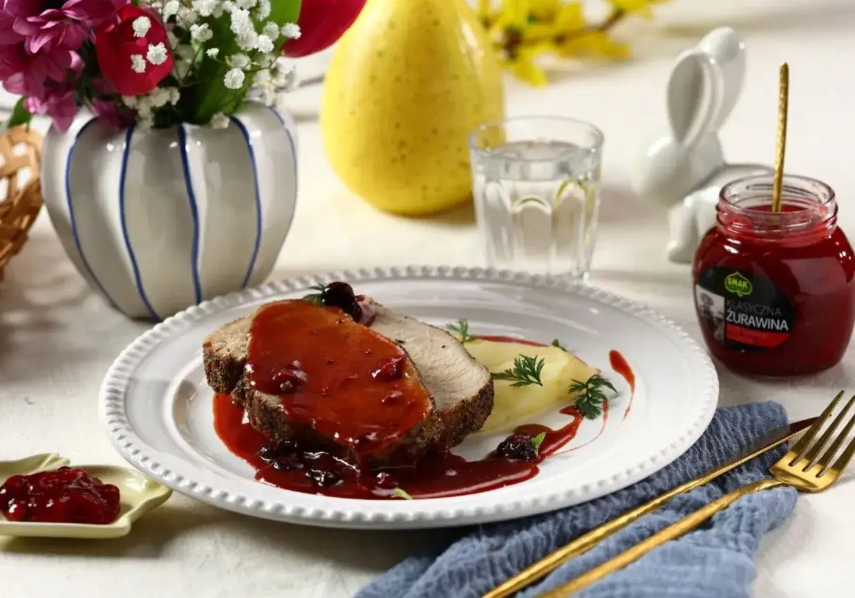 Schab w sosie żurawinowym z puree ziemniaczanym. Świetny pomysł, co zrobić ze schabu zamiast schabowych!