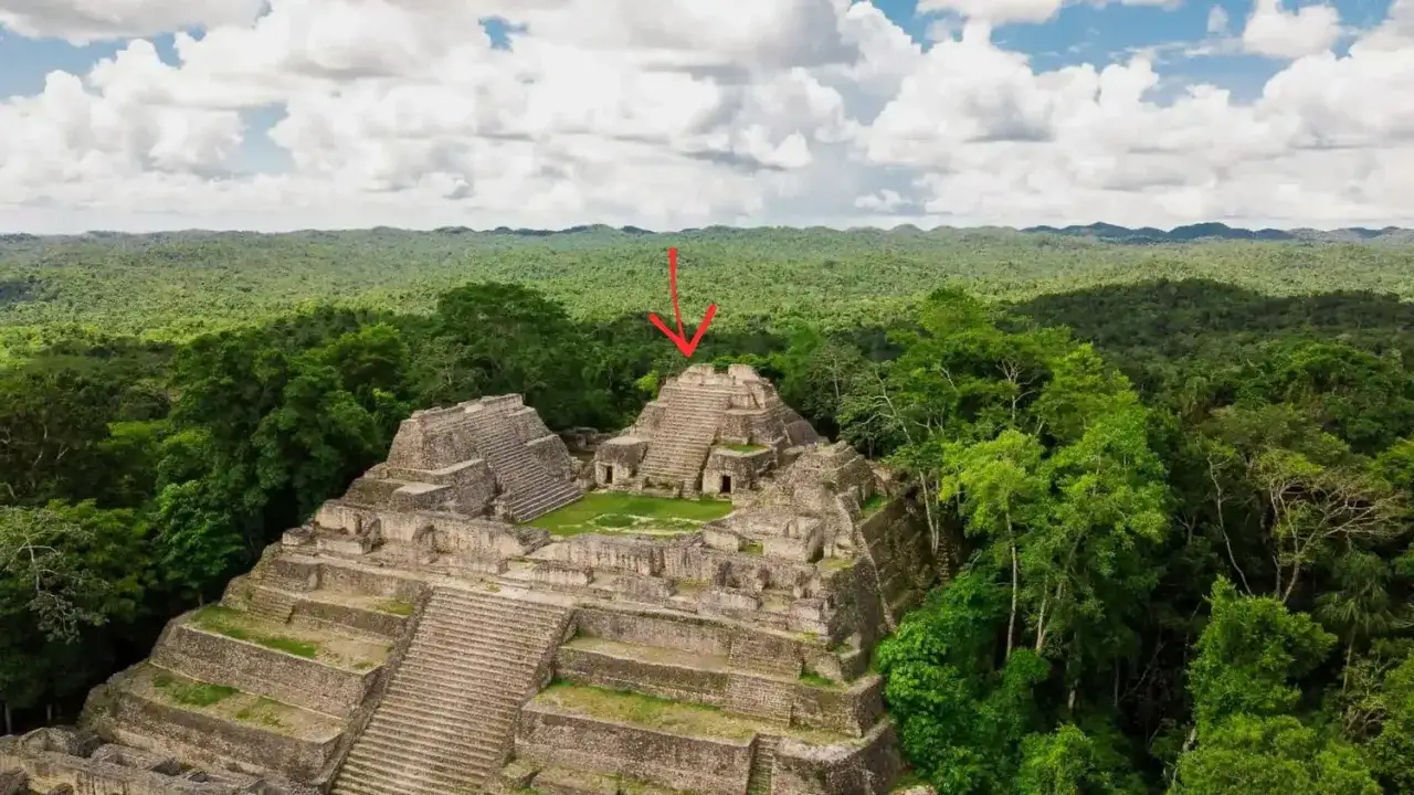 Majestatyczne ruiny Majów w dżungli Belize. Idealne miejsce na niezapomniane wakacje.