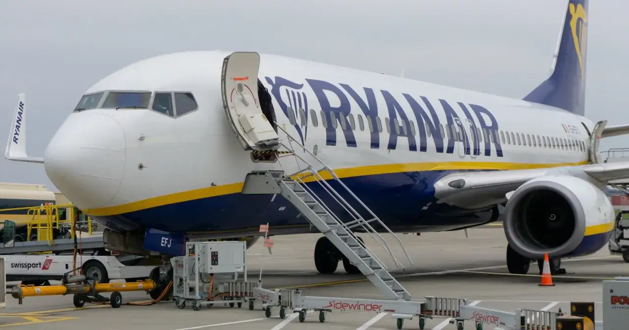 Samolot Ryanair z otwartymi drzwiami i schodkami. Czas dowiedzieć się, ile się leci na Cypr!