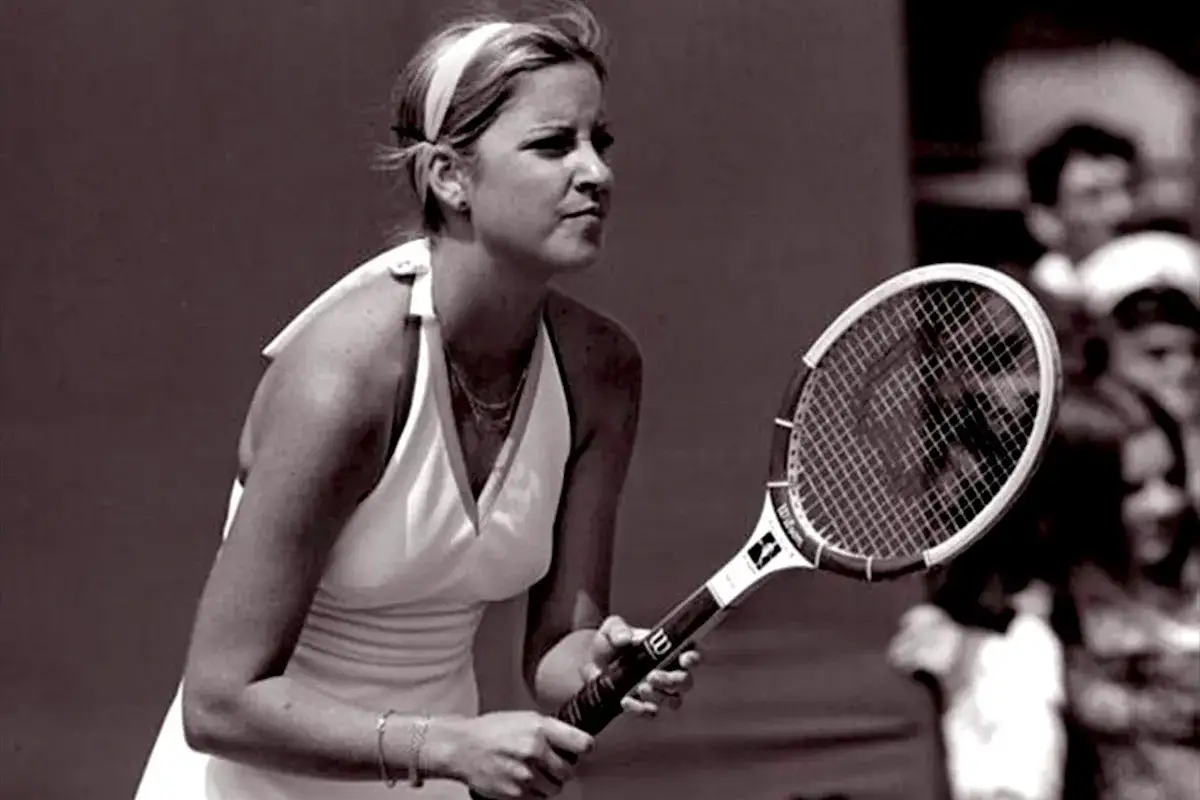 Giocatrice di tennis con racchetta, forse la stessa che diede il nome al bracciale tennis per la sua caduta in campo.