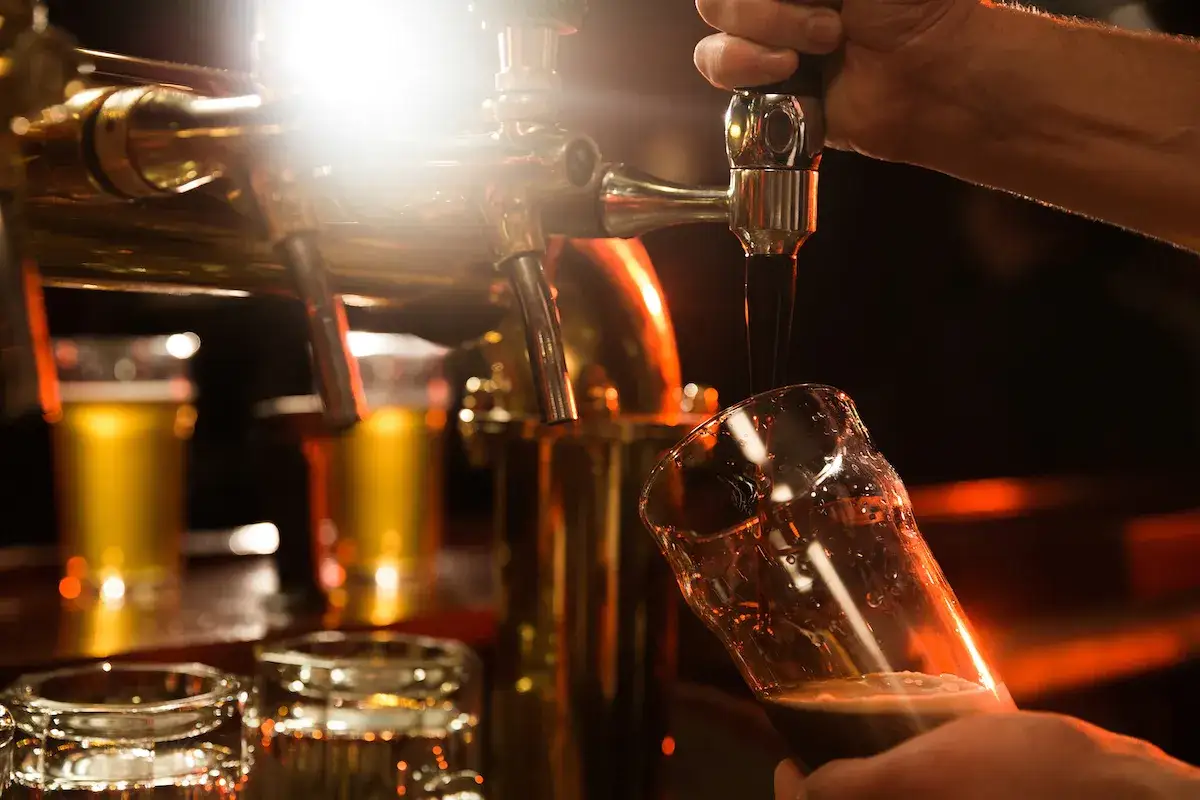 Nalewanie piwa do szklanki. Pamiętaj o zachowaniu bezpiecznej ilości alkoholu, by cieszyć się chwilą.