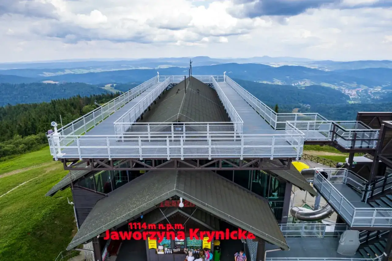 Wieża widokowa na Jaworzynie Krynickiej oferuje wspaniałe widoki. To jedna z gł&oacute;wnych atrakcji regionu, idealna na rodzinne wycieczki.