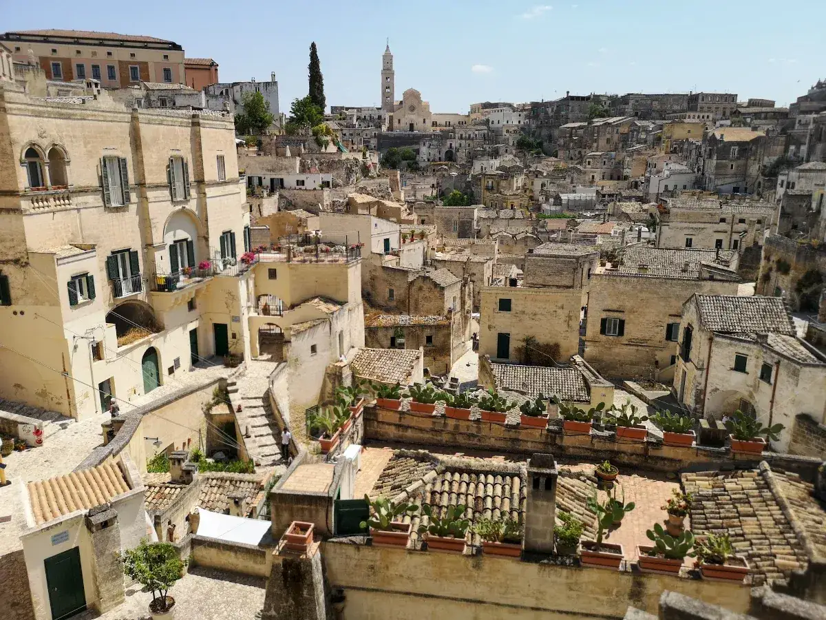 Matera: zobacz kamienne domy i wąskie uliczki, poczuj klimat Sassi. Warto zobaczyć to miasto!