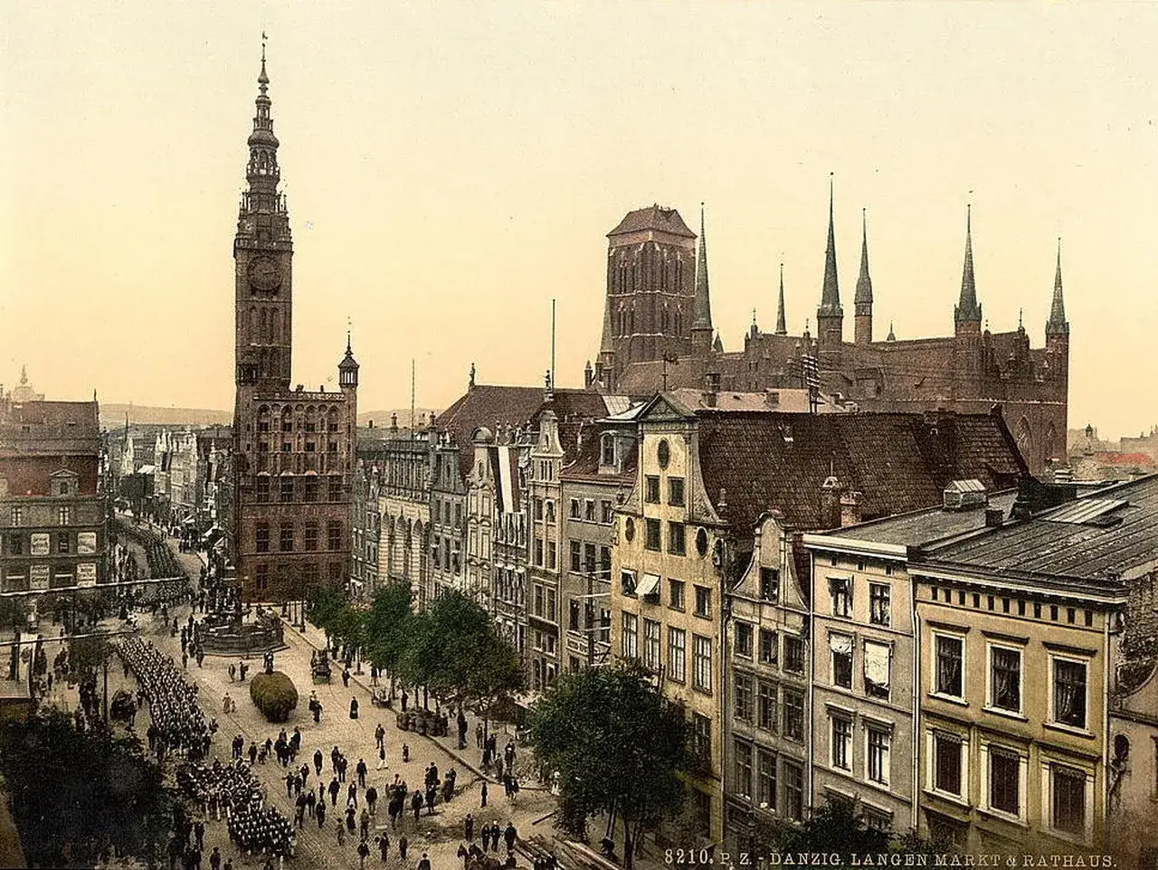 Długi Targ w Gdańsku z Ratuszem i Bazyliką Mariacką. Obraz ukazuje bogatą gdansk history, z tłumem ludzi i defiladą.