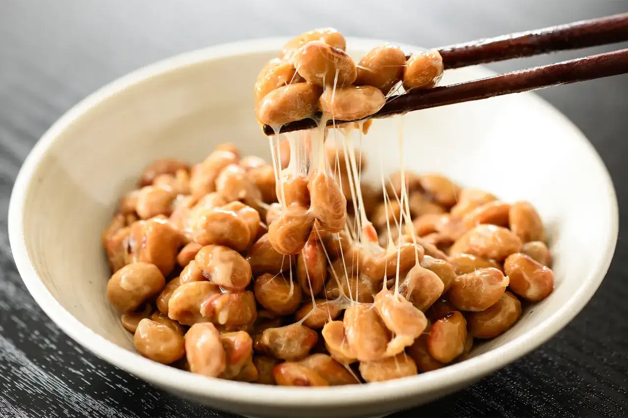 Natto, con la sua consistenza filante, è un alimento salutare ma attenzione alle nattochinasi controindicazioni, specialmente se si assumono anticoagulanti.