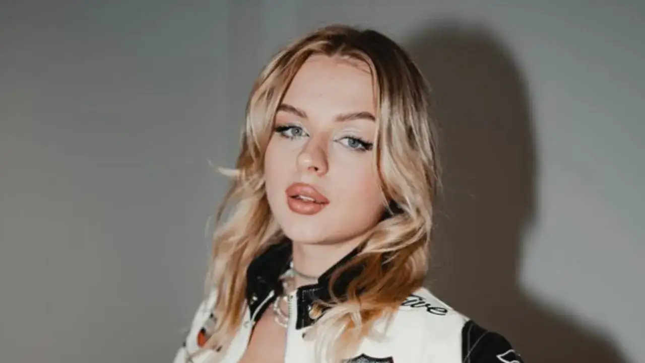 Młoda kobieta z blond włosami, w kurtce w stylu wyścigowym. Wiele osób zastanawia się, ile lat ma Paulina Hornik.