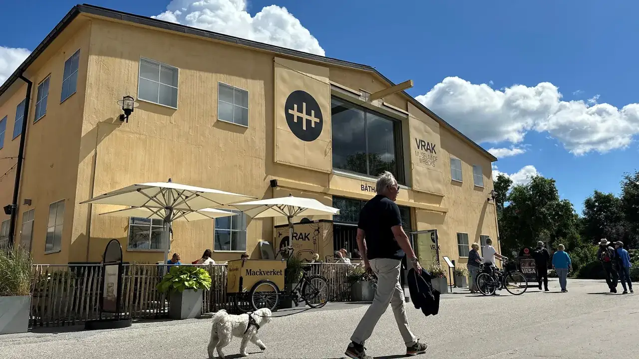 En gul byggnad med texten 