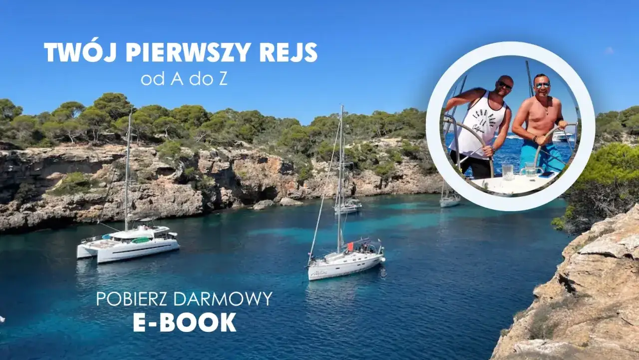 Twój pierwszy rejs jachtem po błękitnej zatoce. Dwa jachty, skaliste wybrzeże i dwaj uśmiechnięci sternicy.