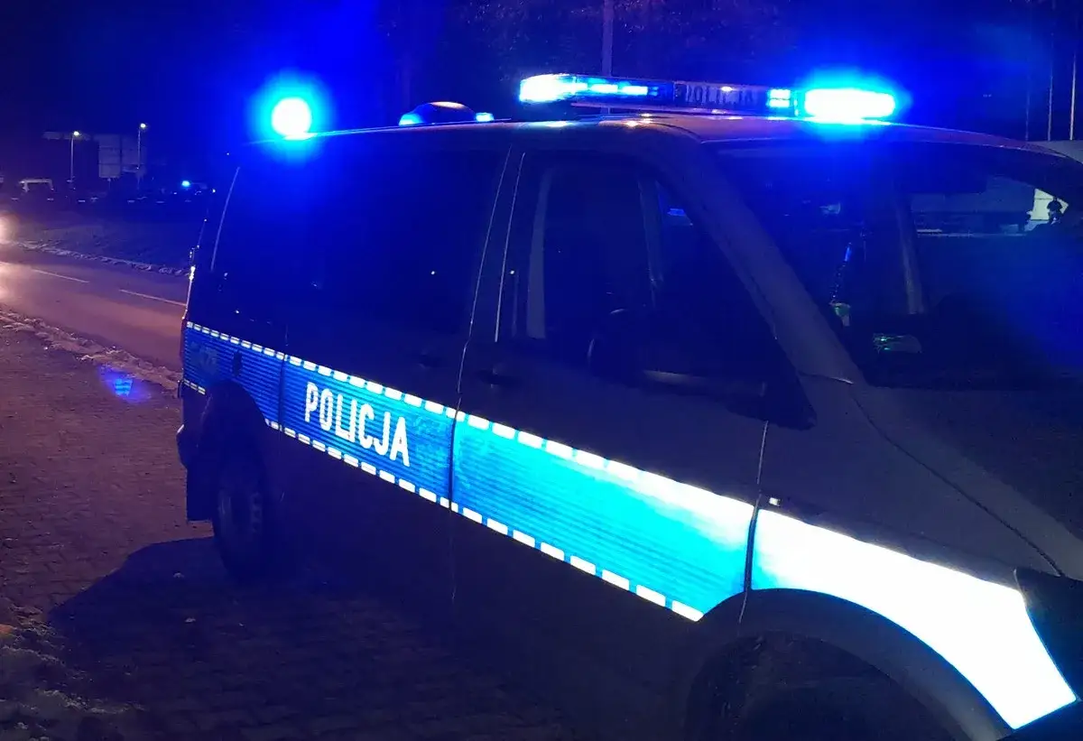 Nocą policyjny radiow&oacute;z z włączonymi niebieskimi sygnałami świetlnymi. Może dlatego na policję m&oacute;wi się 