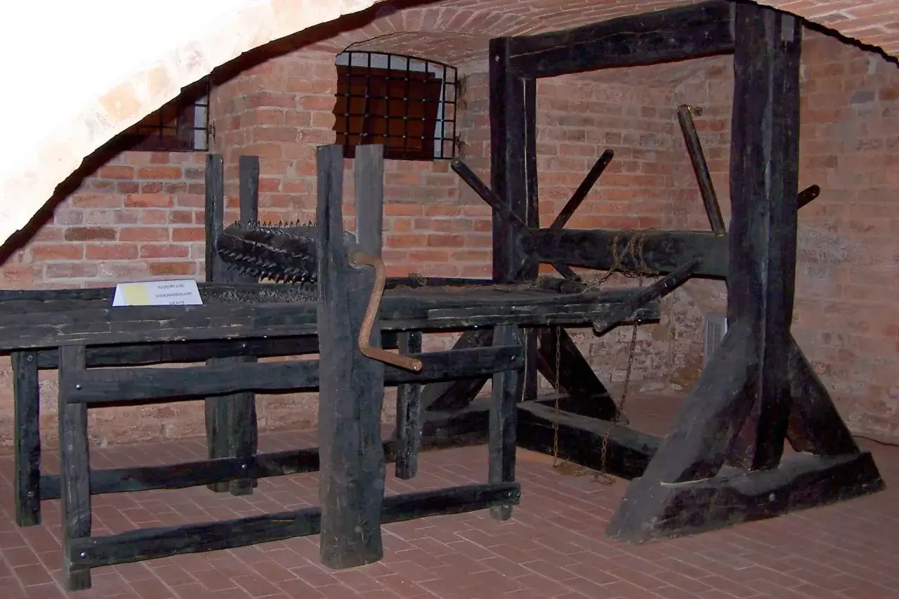 Makabryczne narzędzia w Muzeum Tortur Zielona G&oacute;ra. Widok na ławę i przyrząd do rozciągania.