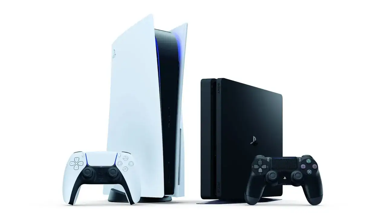 Konsola PS5 i PS4 obok siebie z kontrolerami. Czy gry z PS4 działają na PS5? Tak, większość!