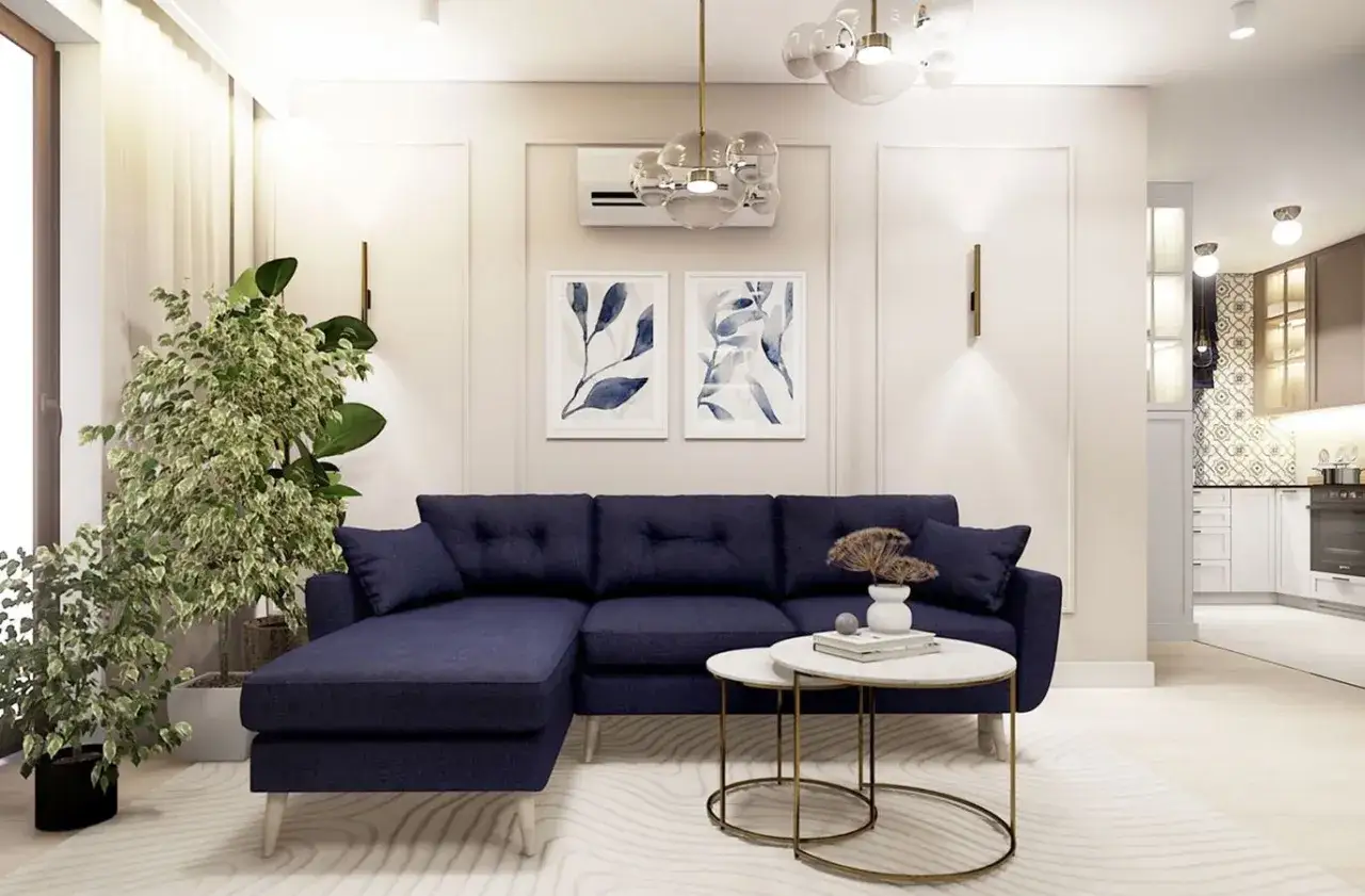 Granatowy salon inspiracje: wygodna sofa, stoliki kawowe, rośliny i nowoczesne oświetlenie tworzą przytulną atmosferę.