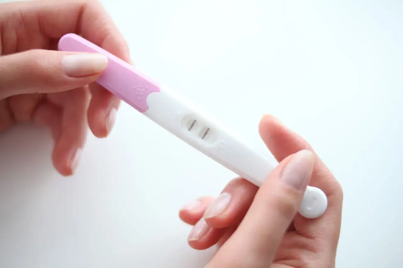 Dwie kreski na teście ciążowym. Czas na decyzję, kiedy zrobić test ciążowy, by poznać odpowiedź.