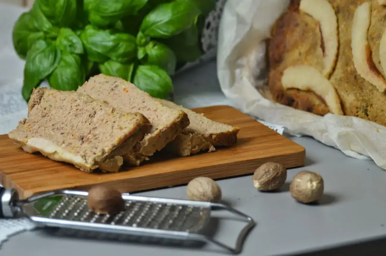 Krojony pasztet z królika, pachnący bazylią i gałką muszkatołową, jak z babcinego przepisu. Obok cała pieczona rolada.