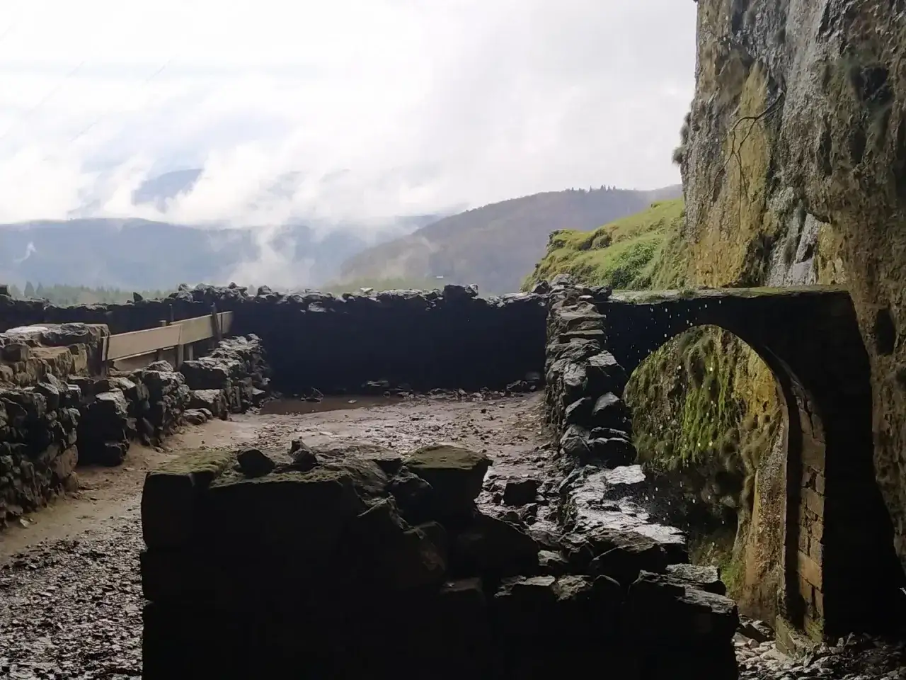 Ruines d'un ancien moulin, paysage brumeux et verdoyant. Une exploration urbex pays basque, où la nature reprend ses droits.