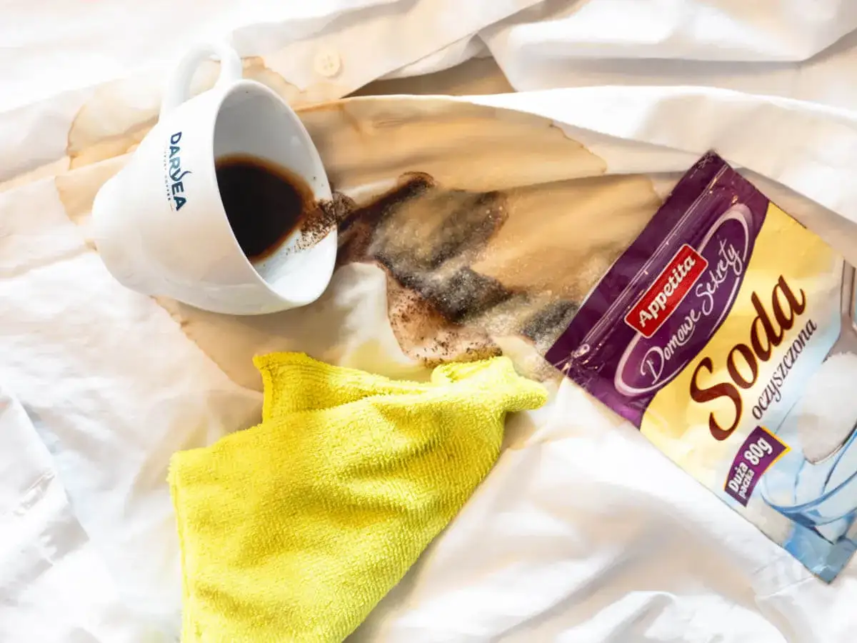Jak usunąć stare plamy z kawy i herbaty z jasnego blatu laminowanego? Soda oczyszczona i żółta ściereczka to klucz do sukcesu.