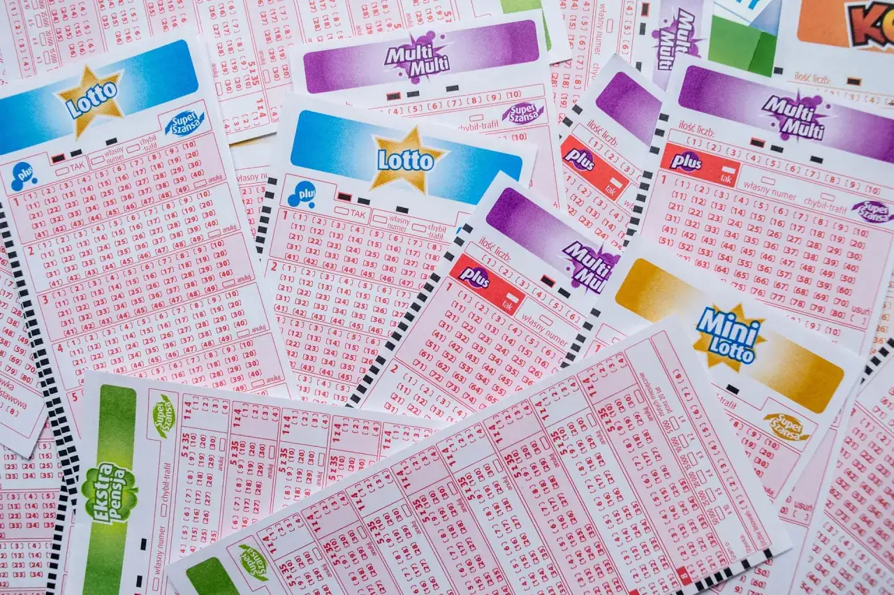 Kupony lotto, multi multi, mini lotto i ekstra pensja ile kosztuje. Widoczne pola do zaznaczenia liczb i dodatkowe opcje gry.