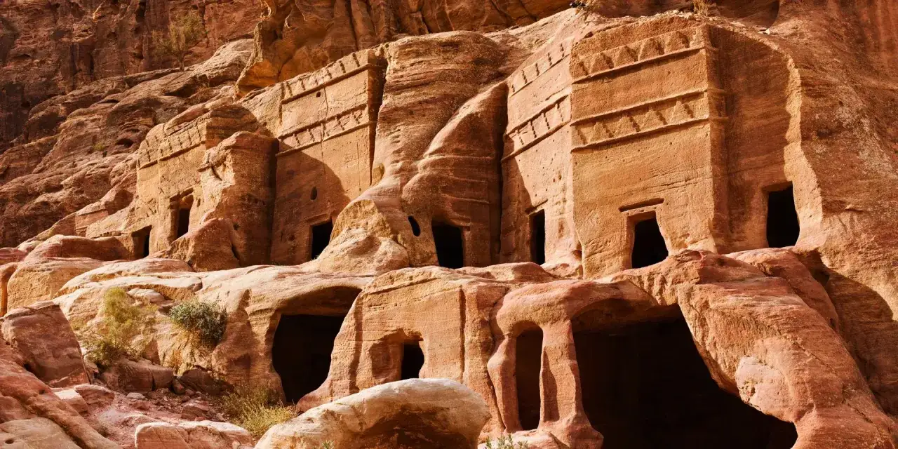 Tesoros tallados en roca en Petra, Jordania. Un sue&ntilde;o para quienes desean viajar a Jordania y explorar esta maravilla antigua.
