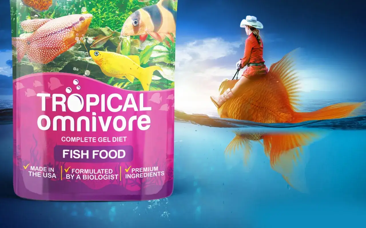 Kolorowa karma dla ryb Tropical Omnivore. Na opakowaniu ryby w akwarium, a obok dziewczynka na grzbiecie złotej ryby. To pokazuje, co jedzą ryby.