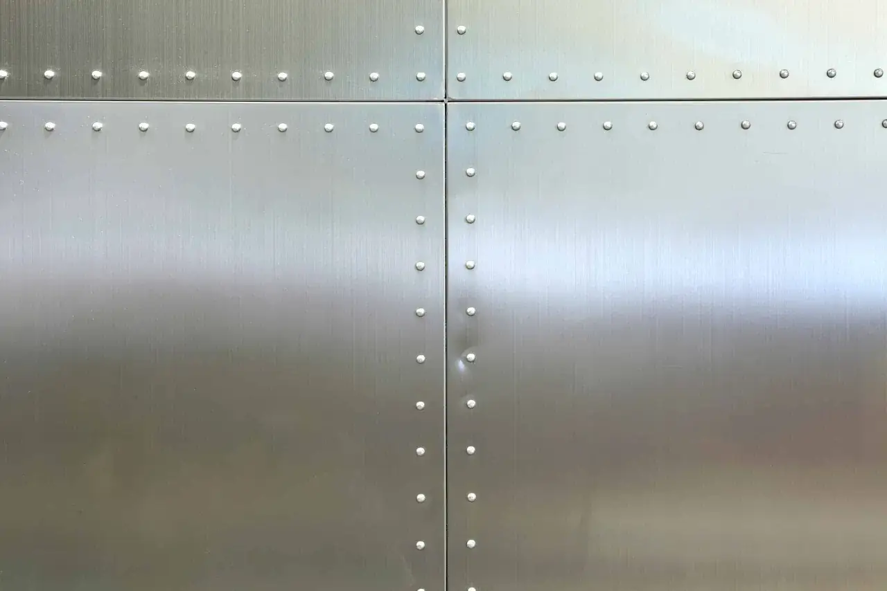 Paneles de aluminio remachados, listos para pulir y darles un acabado brillante.