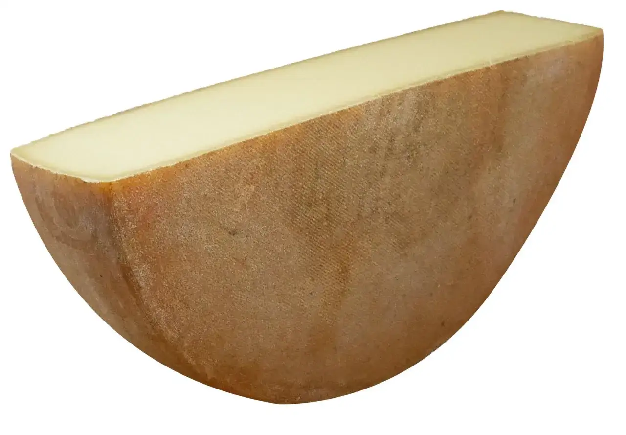 Un morceau de fromage à raclette, évoquant son origine alpine et sa texture crémeuse.