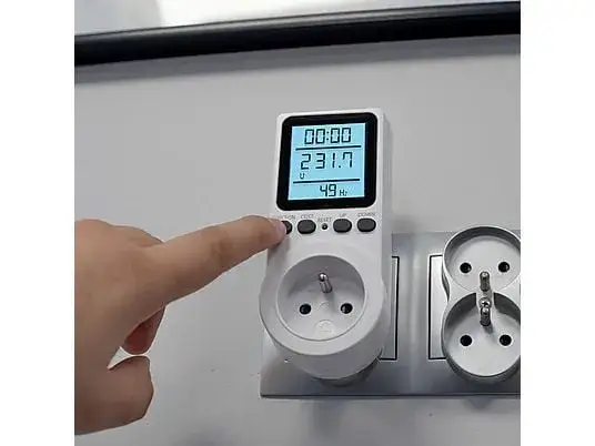 watomierz w gniazdku elektrycznym z podłączonym urządzeniem