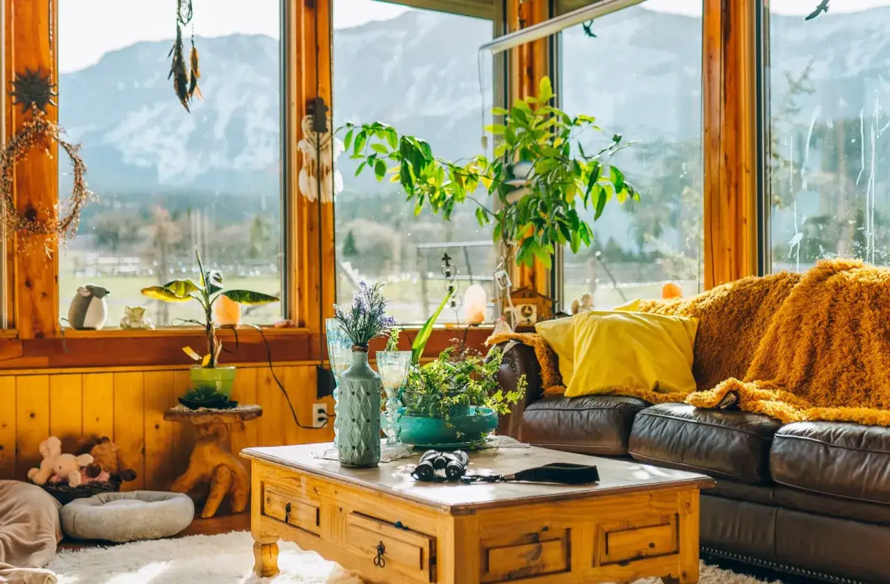 Acogedor salón con vistas a la montaña. Pequeños salones con encanto, decorados con plantas, cojines y una manta cálida.