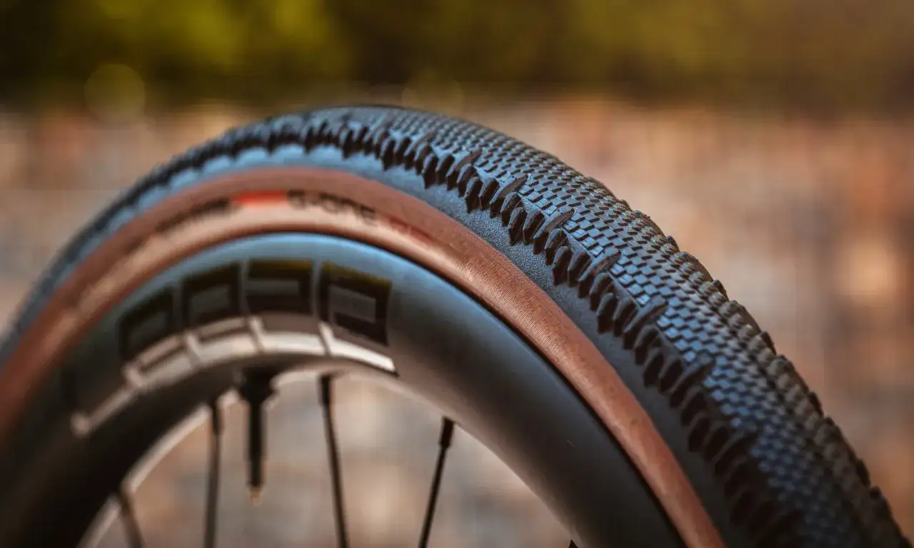 Opona rowerowa Schwalbe G-One RS z brązowym bokiem, gotowa na każdą nawierzchnię.