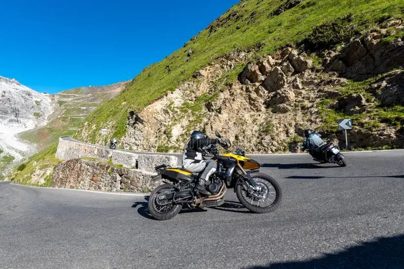 Motocykl na malowniczej drodze w Alpach