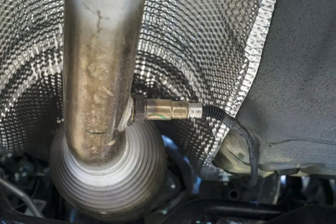 Dettaglio di una sonda lambda, componente essenziale per capire cosa serve al controllo delle emissioni del motore.